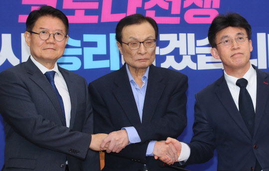 손잡은 더불어민주당 - 더불어시민당  더불어민주당 이해찬(가운데) 대표가 25일 국회에서 민주당이 참여하는 비례연합정당인 더불어시민당의 우희종(왼쪽), 최배근 공동대표와 손을 맞잡고 있다.  연합뉴스